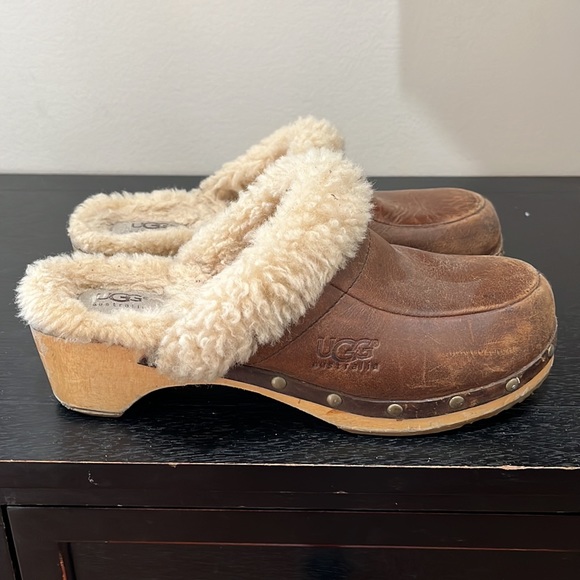 Ugg Leather Clogs with Genuine Sheepskin Lining - Picture 5 of 9
